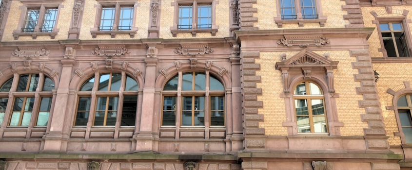 Fassade großer Schwurgerichtssaal F.a.M. mit beschusshemmenden Holzfenstern von Feuerstein