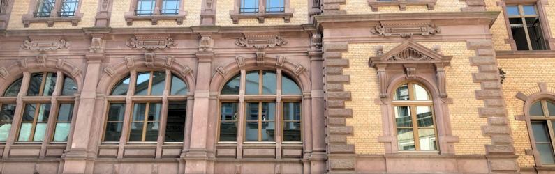 Fassade großer Schwurgerichtssaal F.a.M. mit beschusshemmenden Holzfenstern von Feuerstein